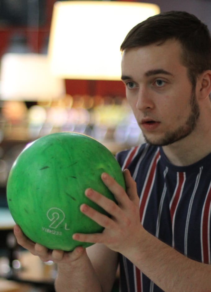 Ung mand med bowling kugle