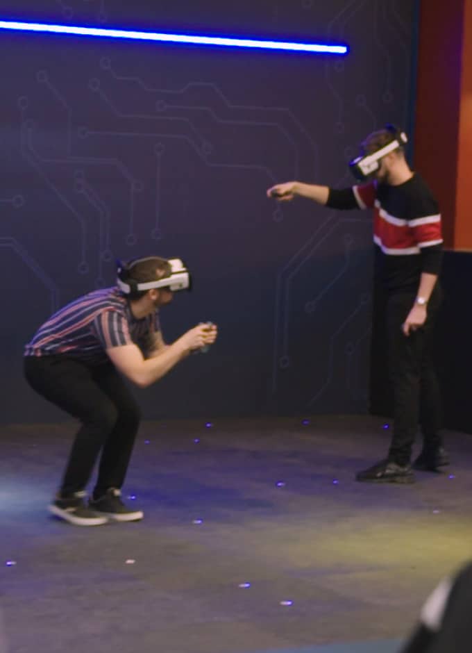 To personer på Virtual Reality-banen